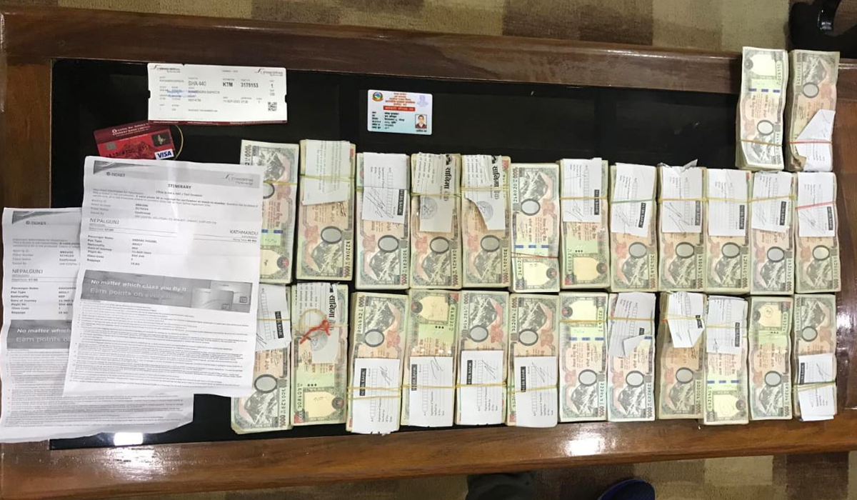 नेपालगञ्ज विमानस्थलबाट २६ लाखसहित कर अधिकृत पक्राउ